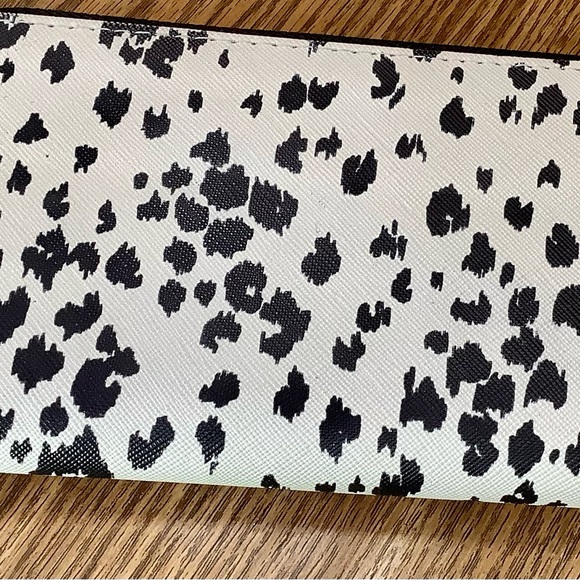 🤍 TRINA TURK 🖤 Geometric Print Wallet, Black/White Animal Print Pink Interior - Picture 3 of 6